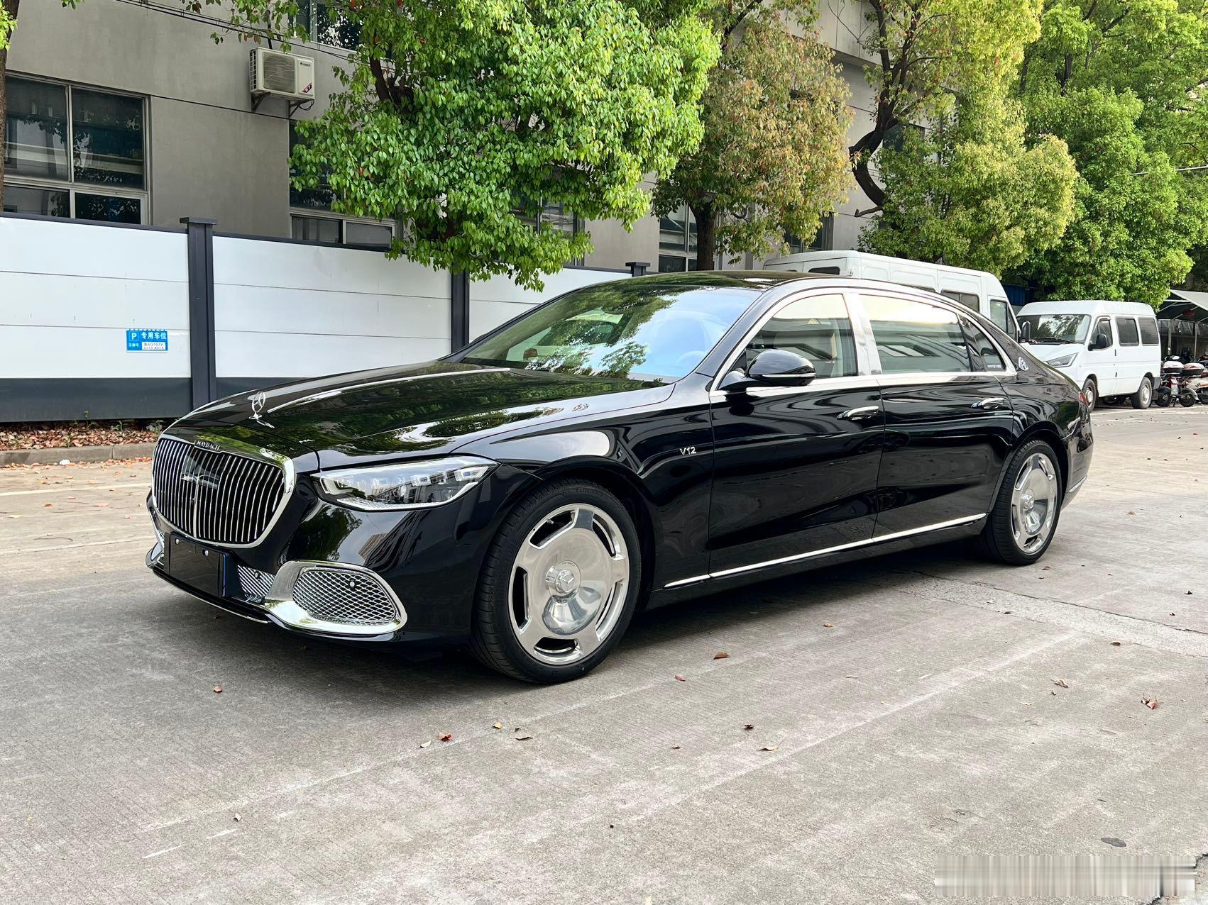 迈巴赫680 6.0T 12个缸，这车开出去排面儿 没有古思特厉害，但乘坐的舒适