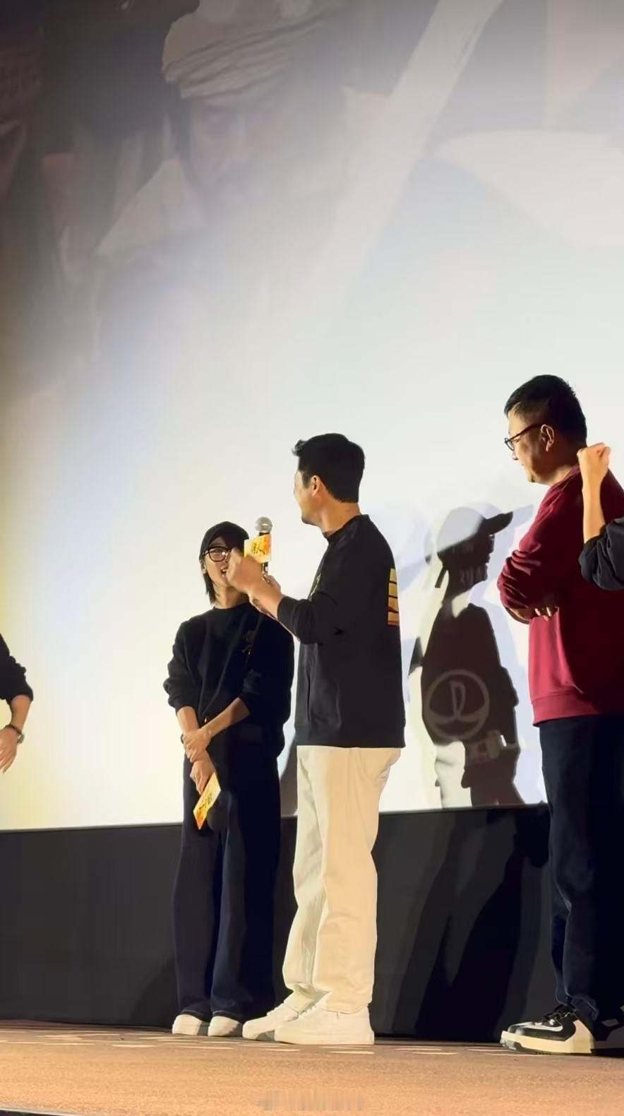 谢楠告诉吴京会有人为你而来谢楠现身镖人路演 被谢楠圈粉！现身《镖人》路演，温柔发