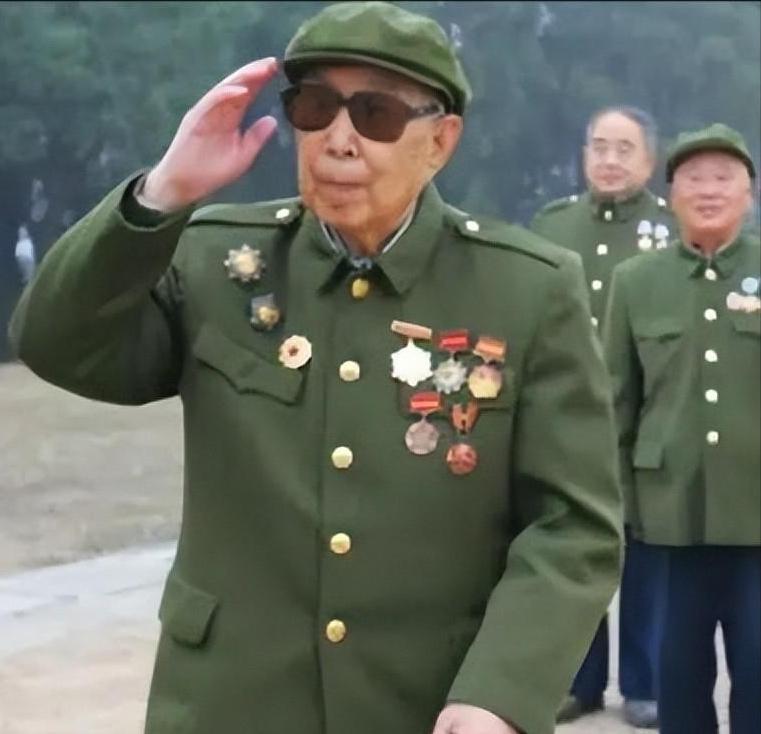 1971年，一位穿着破烂的老农民来到济南军区，他询问士兵道：“你们的杨司令在吗，
