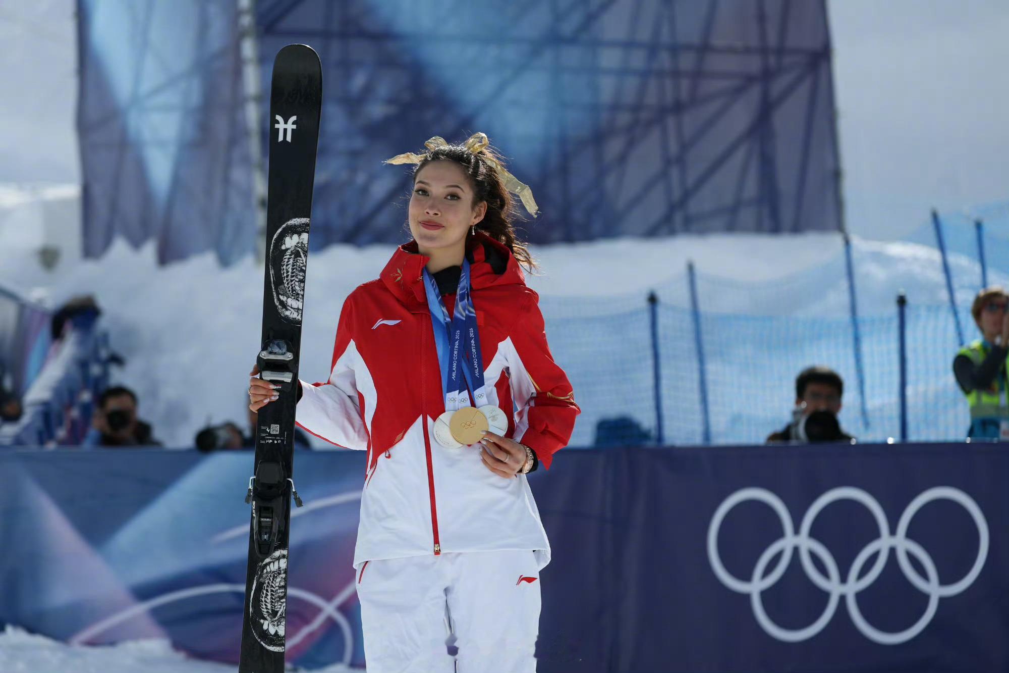 谷爱凌戴上3枚奖牌靠实力说话👍 