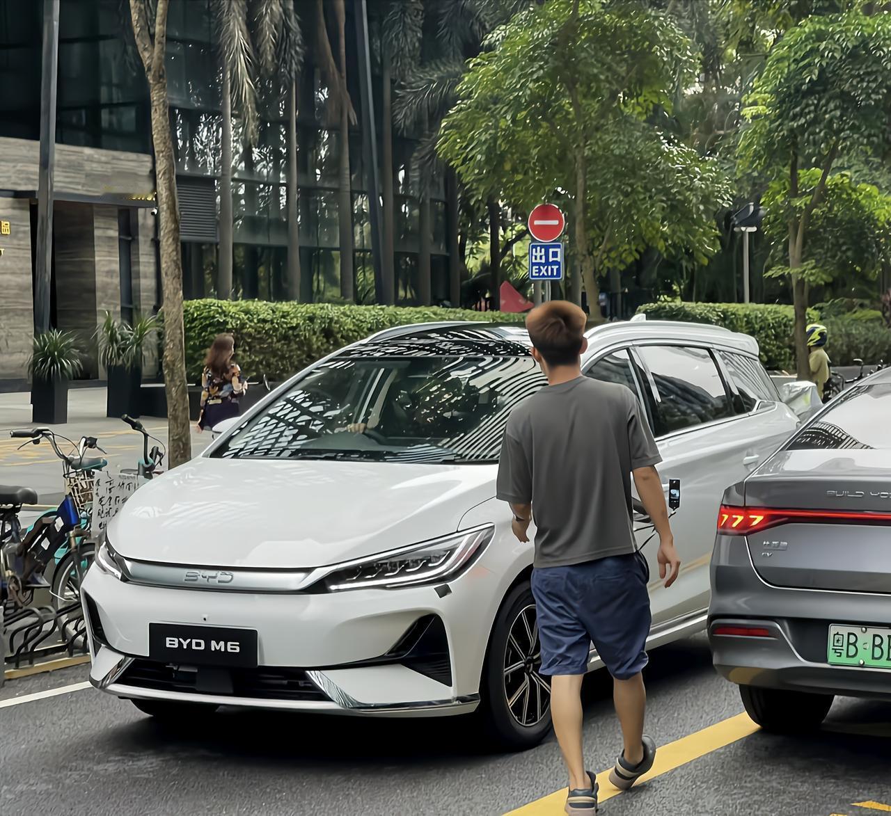BYD M6，曝光的也太彻底了
从命名来看，这个车看起来是出口的
从外观上来看，