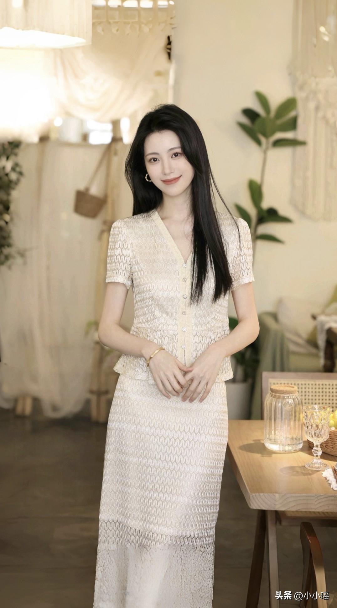 分享ootd穿搭 居家闺房随拍一组，织针衫针织裙套装配肤色丝袜加砖晶高跟，妥妥的