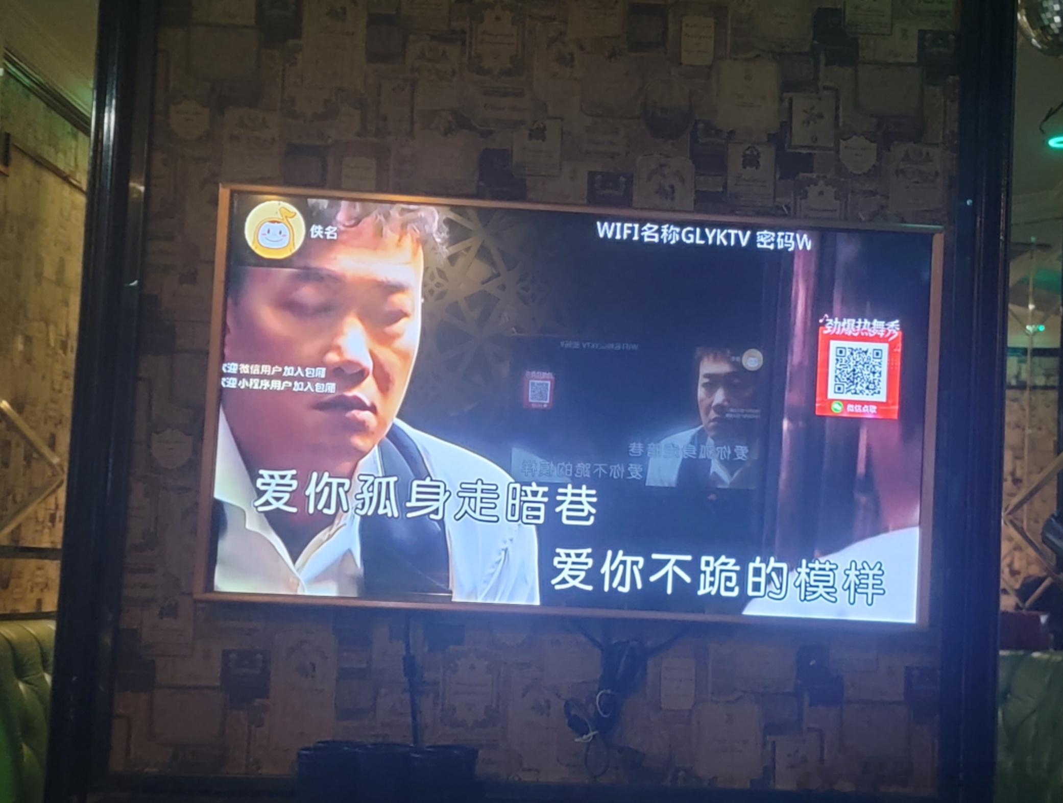 今天一个人去唱歌，终于发现自己唱歌是真的很难听了。以前一直认为大家是带点夸张地评