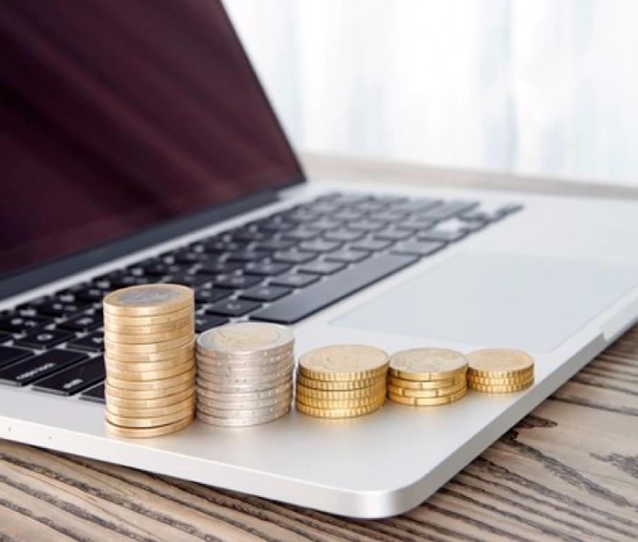 如今钱真难挣，老板越来越抠了，又不敢撂挑子。

家里有老婆孩子要养，还有外债要还