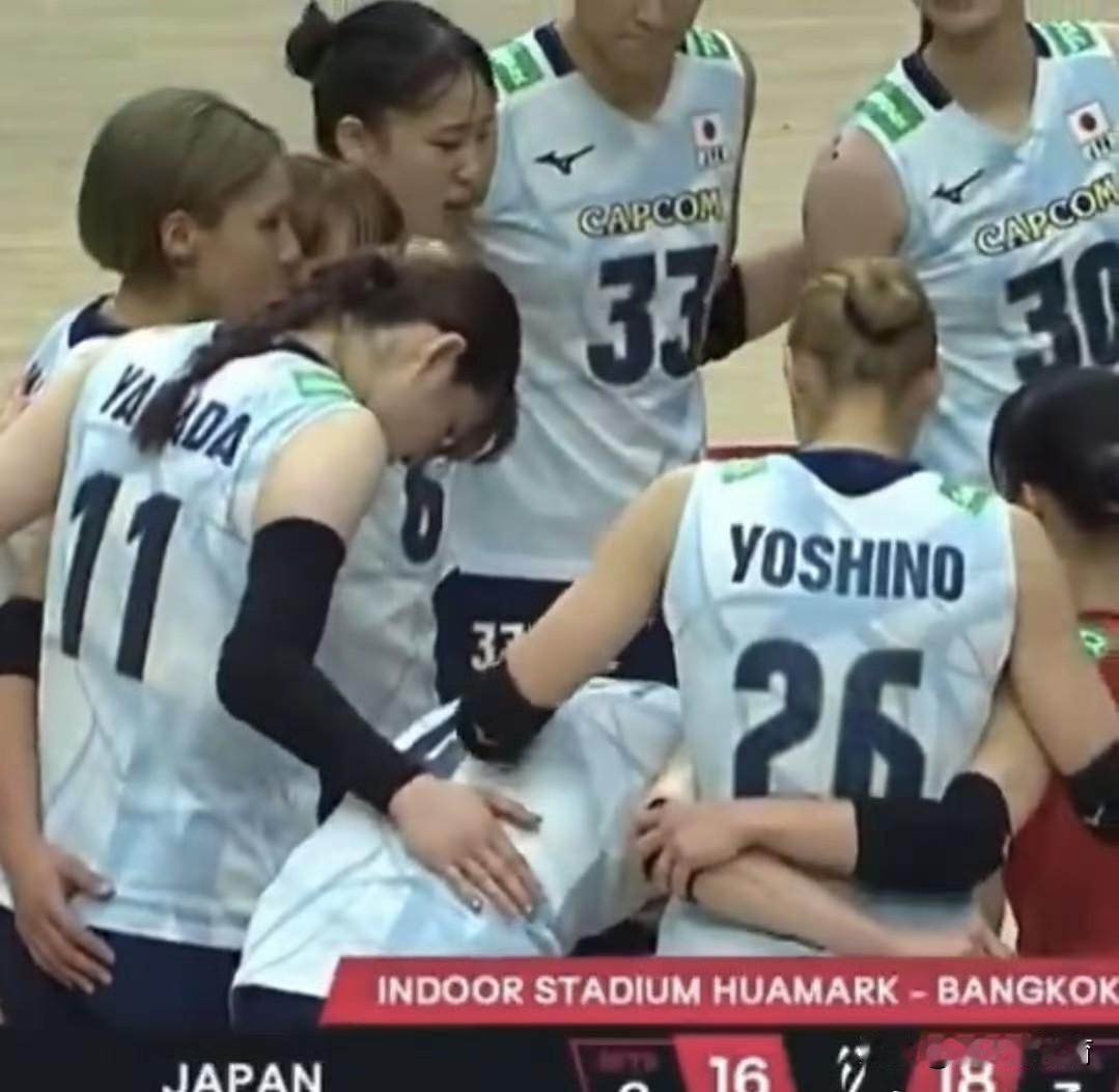 日本女排队长石川真佑哭得直不起腰来[流泪][流泪]决胜局最后一分，石川真佑4号位
