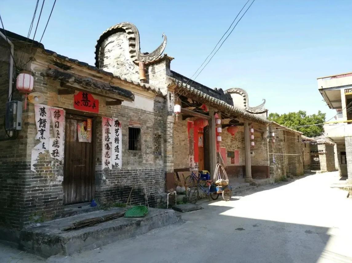 云浮农村究竟有多穷，只有本地人知道。
先说个真事。
郁南县通门镇，有个冲台村。