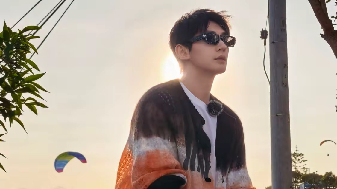 这张抓拍的好好呀 圆圆的脑袋后面是夕阳 远处是滑翔伞 ​​​