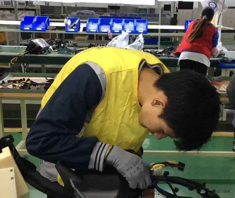 终于有大学生敢提出质疑了：明明大四一整年都在外实习，凭什么要交全额学费？
现在不
