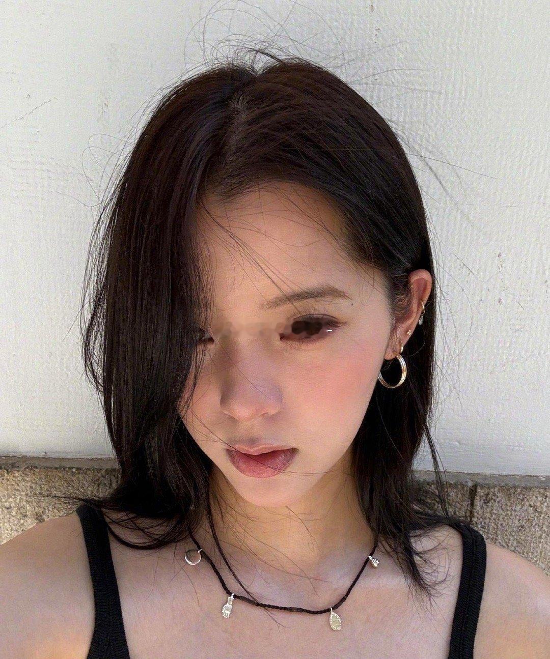 在欧阳娜娜未成年前，父亲欧阳龙不允许她打耳洞。在欧阳娜娜20岁的时候，她打了人生