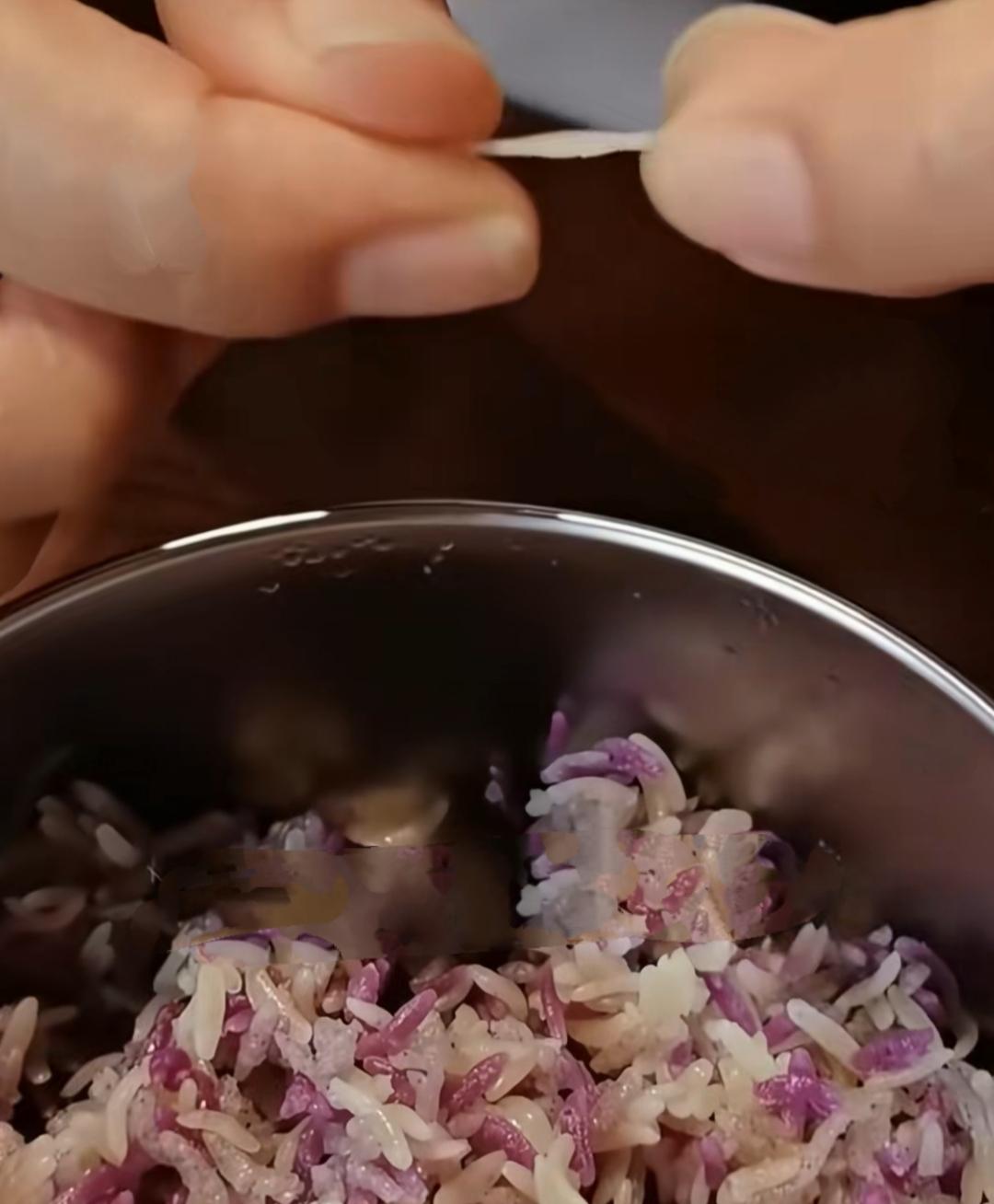 早上看到媒体引用专家的解释，对“外卖用的是有毒的人造米”进行了辟谣！

说这种人