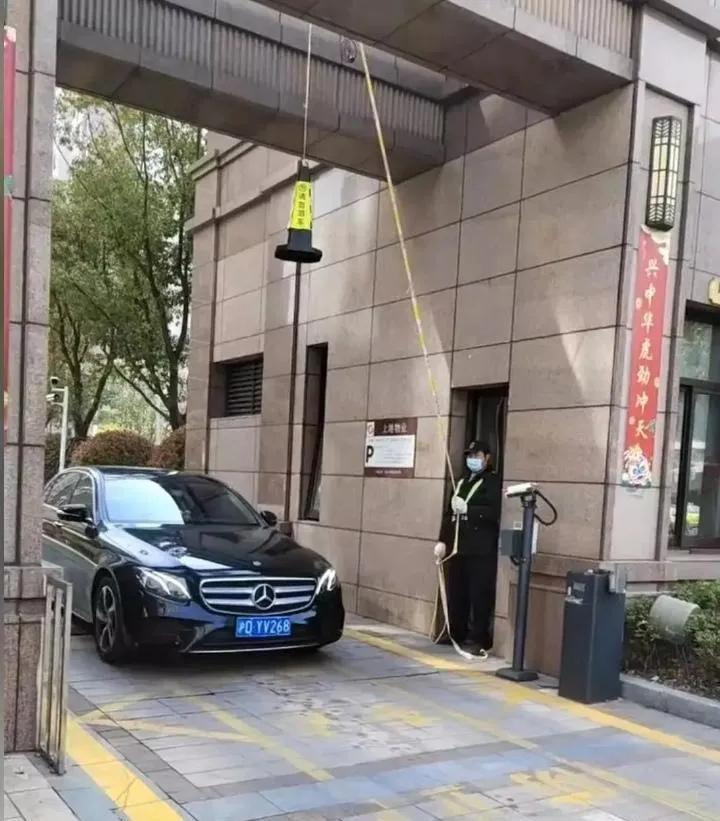 这小区保安不错，既拿了工资还锻炼了身体，小区太“人性化”了！话说回来，进出都是奔