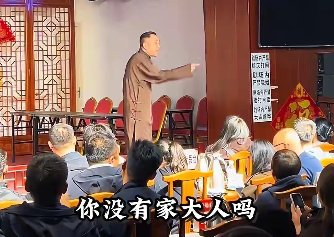  
杨议这次真是把自己作上了。
10月25号天津相声社演出，台下观众喊了声"杨老