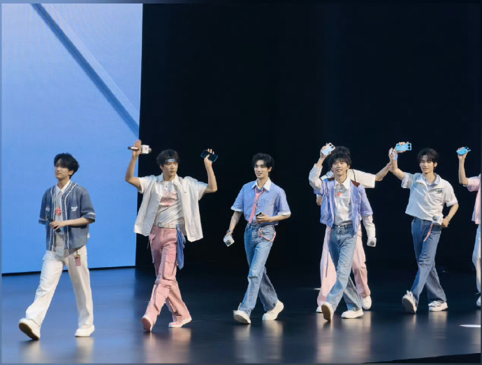 时代少年团时代少年团全员时尚单品我将全款拿下时团同款 七个人、七种耳型，却把同一