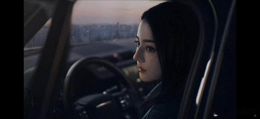 说起明星爱车，总绕不开那个方盒子——路虎卫士。从英国女王到迪丽热巴，从葛优到比伯