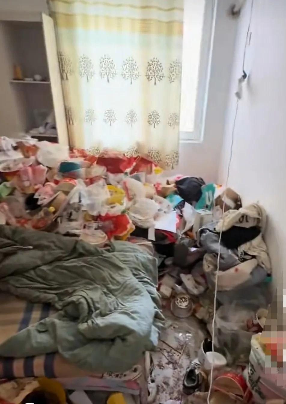 居然能懒成这样，网络照进现实！
房客退房，房东过来收房，一打开门，差点熏死，映入
