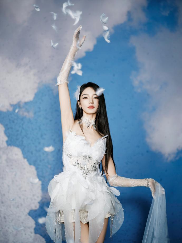 代斯三公天使派件员三公审美在线拉满，天使装扮唯美又大气。身姿曼妙举止端庄，舞台演