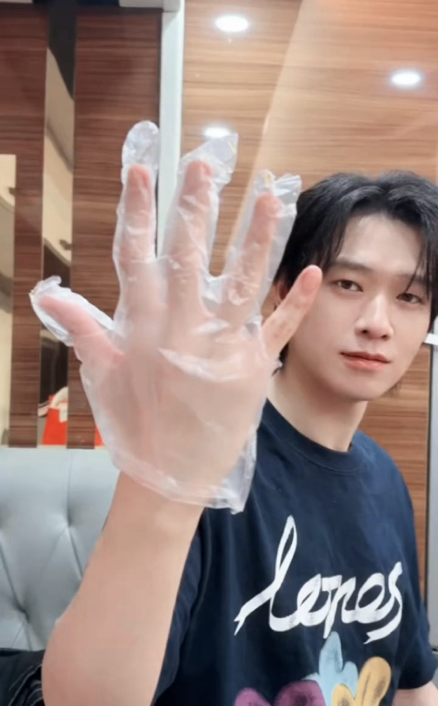 忧郁长发男❌激萌小蹦蛋✅离了男神还有谁逗娥笑到底怎么戴的手套能戴成这样 如此大力
