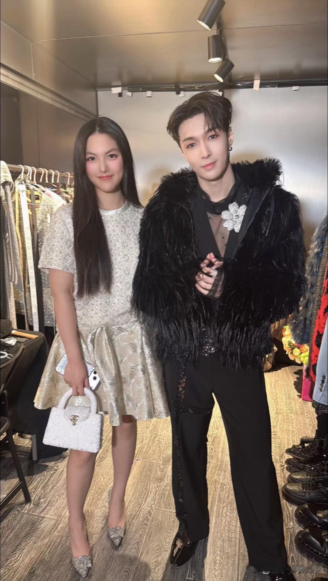 左边是王诗龄，2009年出生，身高170cm。
右边是张艺兴，1991年出生，身