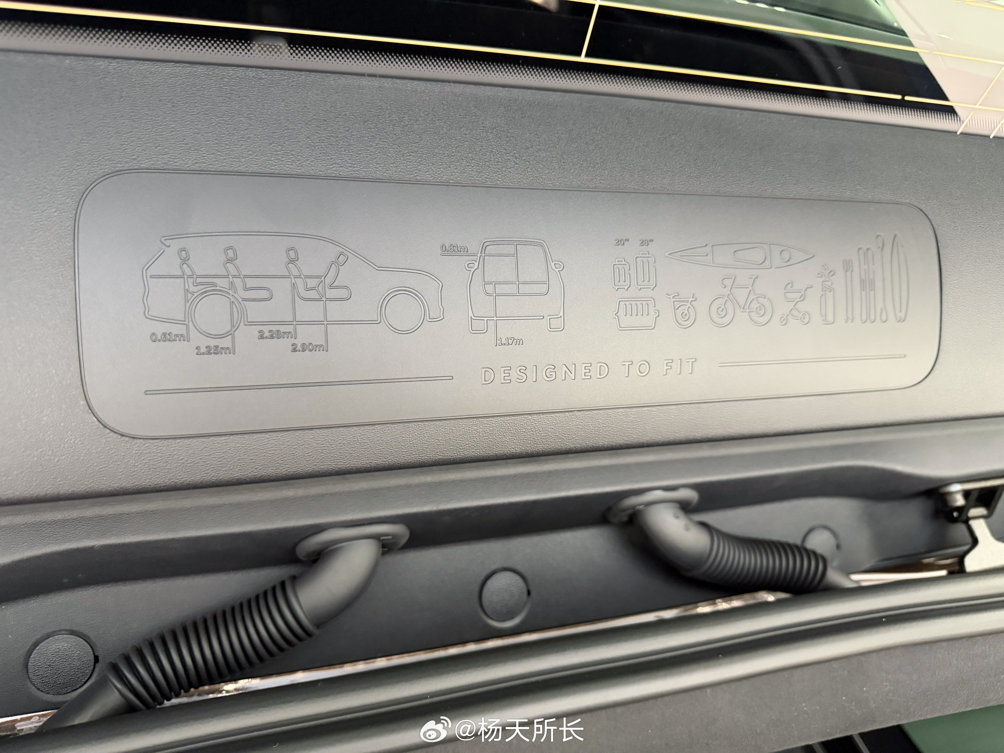 ES9 的前备箱细节，相比ES8、L90更精进一步：增加了四个锚点，方便固定雨伞