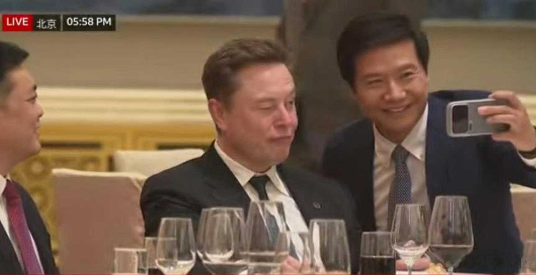 特朗普访华欢迎宴会雷总和马斯克世纪合影了两个人怎么看着有点搞笑