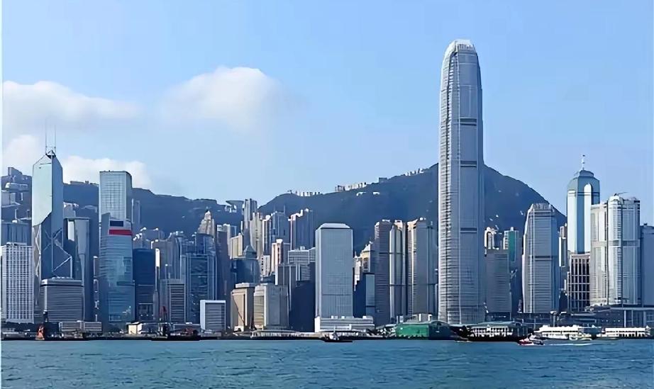 迪拜崩了，但是香港火了。
也许香港人都没有想到，幸福来得这么突然，辛苦经营40年