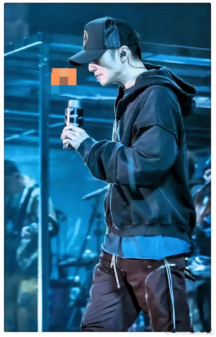 一夜之间，王菲又要坐不住了！就连张柏芝估计也没料到，谢霆锋i今年都才45岁，居然