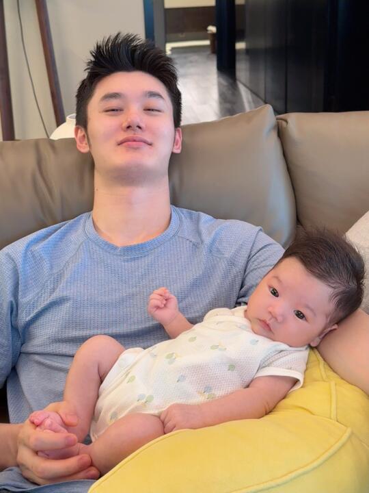 爸爸和儿子哪个帅