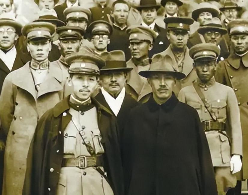 1933年热河失守后，舆论汹汹，张学良引咎辞职，带于凤至，赵四小姐避居上海，准备