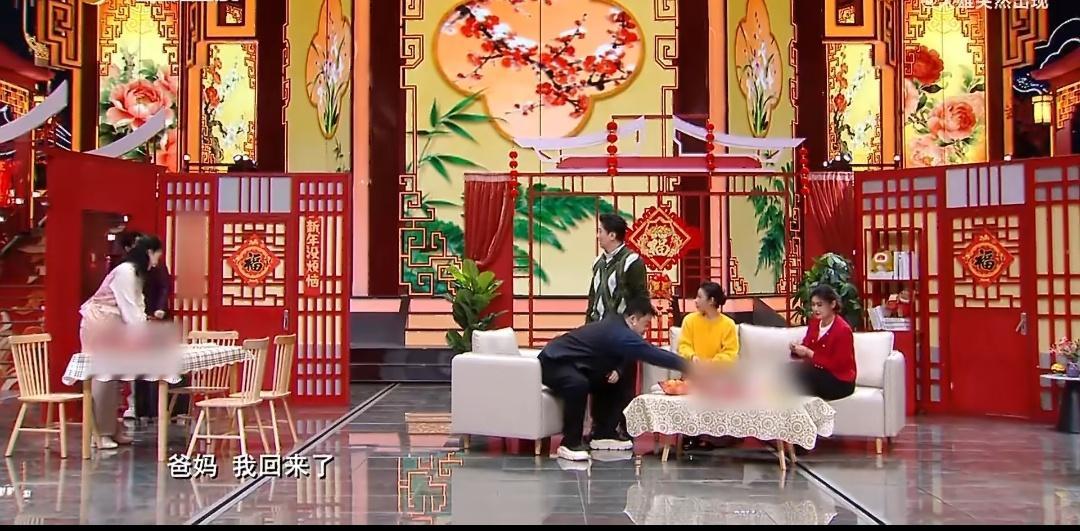 辽宁春晚 小品里插广告吃相太难看了，辽宁春晚几乎每个节目都有广告。尤其是小品更是