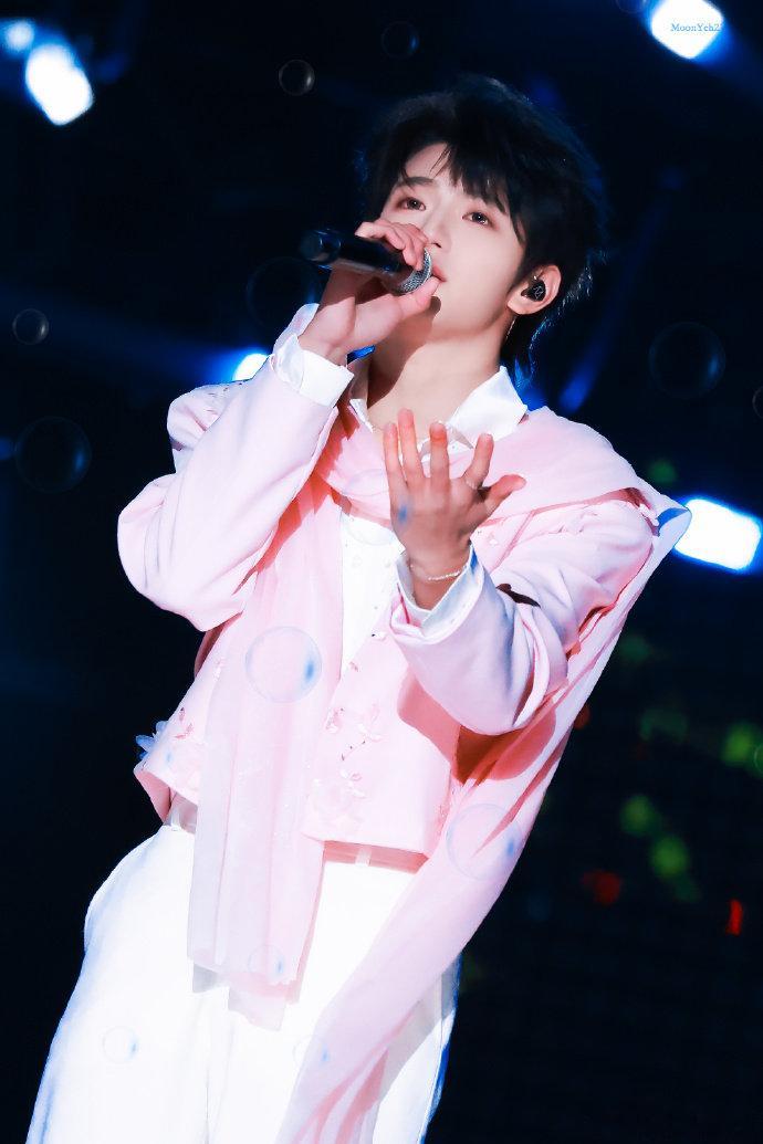 穆祉丞出发录制周五晚高疯穆祉丞出发录制周五晚高疯啦！路透里萌萌的恩仔太可爱了，还