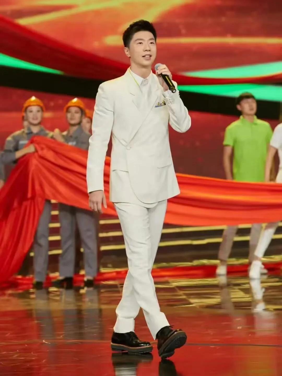 马龙凭借乒乓走向全世界！
一表人才，乒乓顶流，国际化龙队，六边形！
不论是打球，