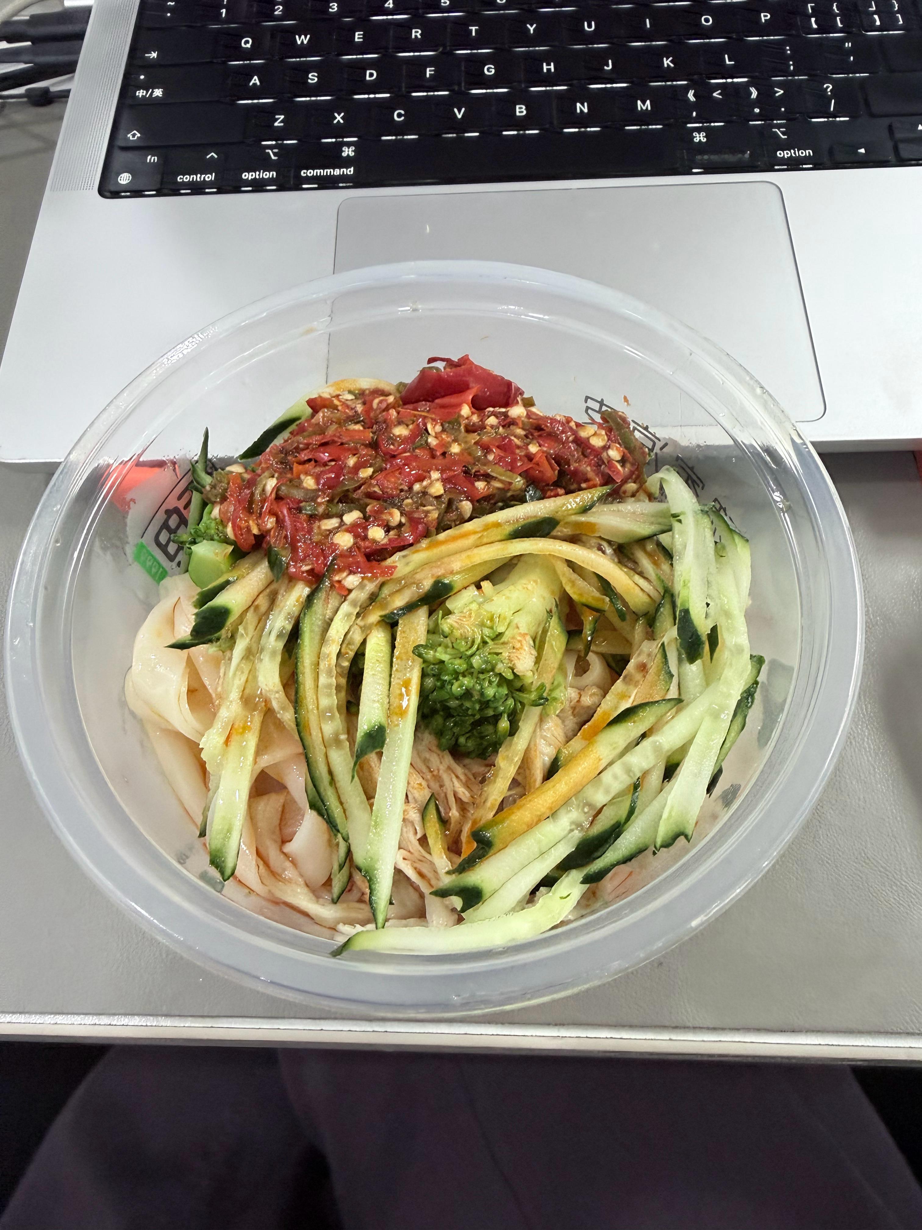 今天中午开始暴饮暴食了，吃了凉皮，巨辣！明天吃什么我都想好了，而且是在上周日