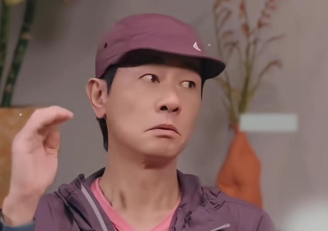 59岁的陈小春活得十分通透，节目里坦言自己不敢退休，并非要供养两个儿子，而是害怕
