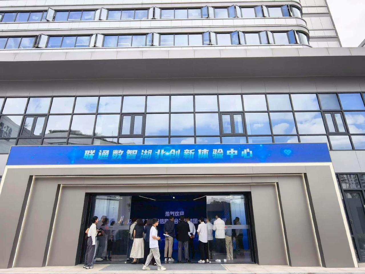 今天海峰看科技来湖北联通参观，原来湖北制造业升级的背后，联通才是隐形主力军。
