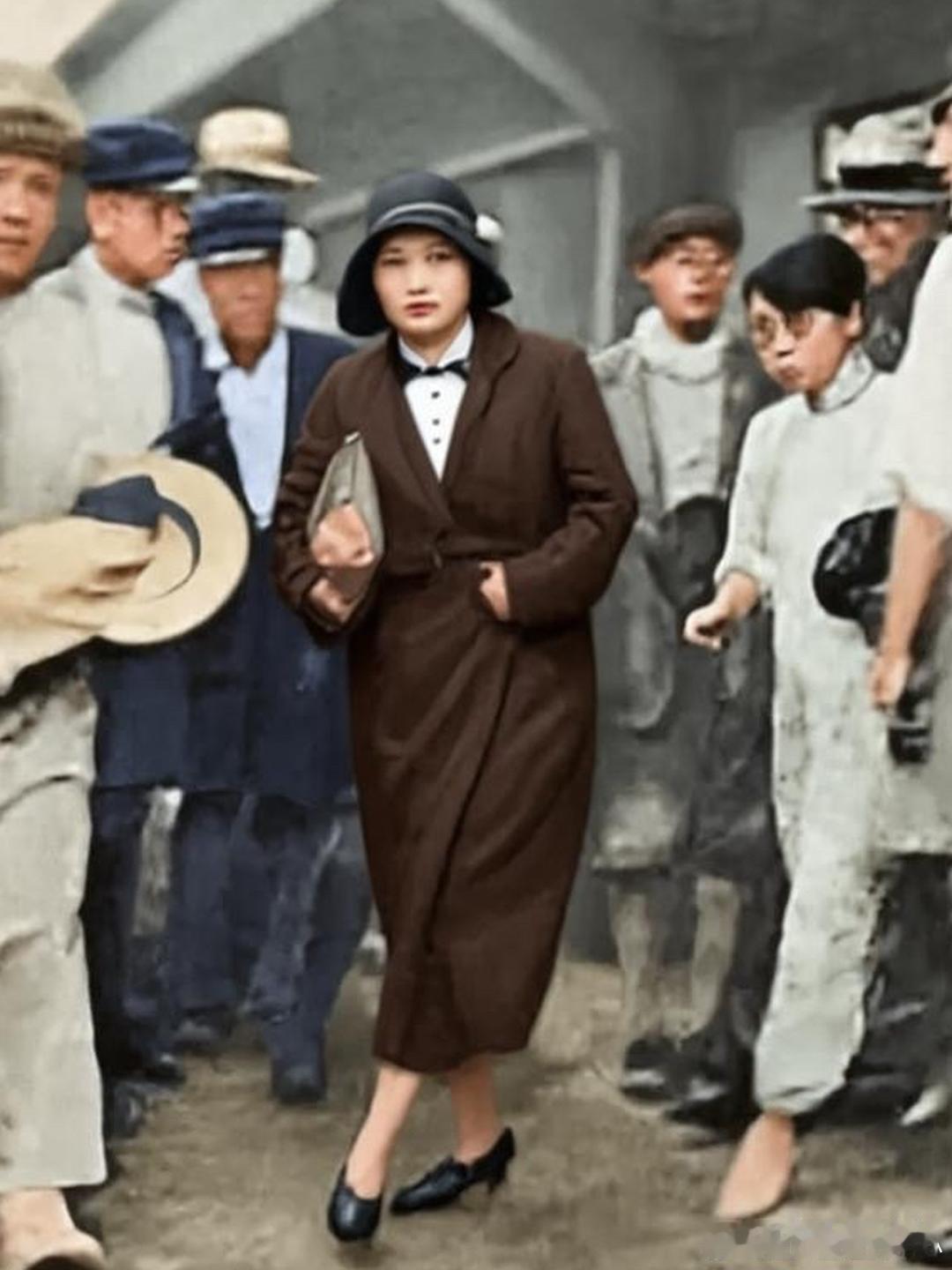 1931年宋庆龄母亲去世，宋庆龄从欧洲返回上海奔丧，刚一下火车，无意间被人拍到这