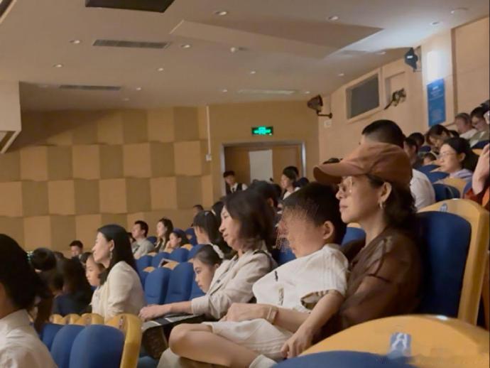 章子怡也看了醒醒演出章子怡抱儿子看醒醒演出 章子怡也看了醒醒演出，她低调坐在观众