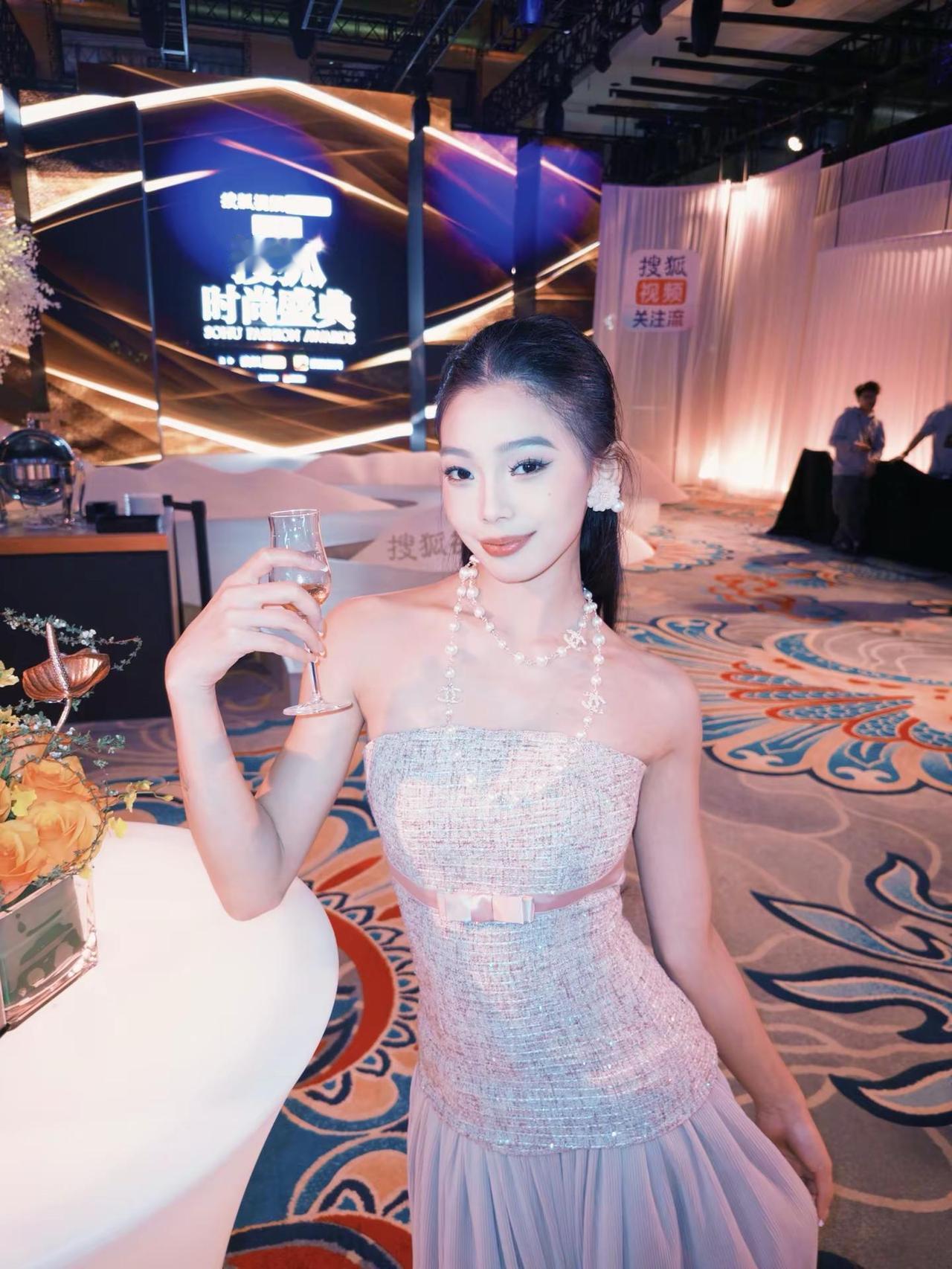 解锁New look✨。搜狐时尚盛典 拉丁女孩 礼服