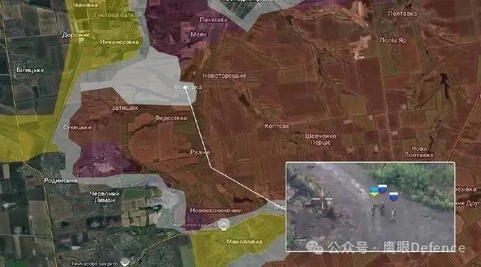 烽火问鼎计划 顿涅茨克前线，一名乌军步兵在路上行走，身后跟着两名俄军步兵，但后者