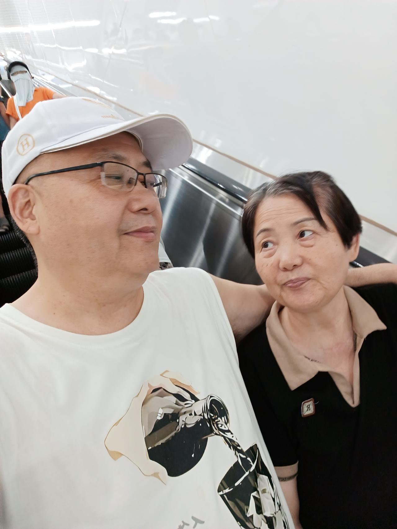 昨天吃过饭后正在午休，突然接到了三姐电话，

老弟啊，你在干嘛？我现正在四姐家，