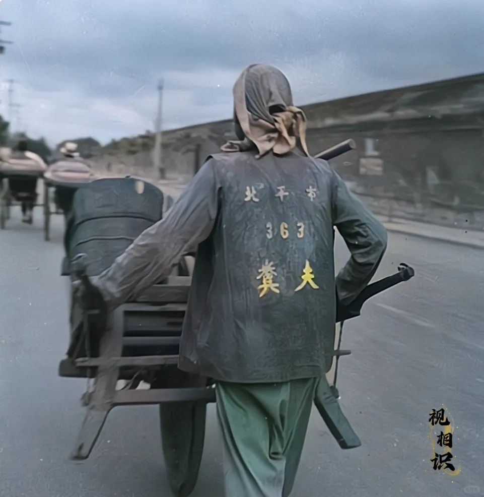 1935年，北平，一名粪夫正推着独轮车，穿街走巷去居民家中收集粪便，收集到的粪便...