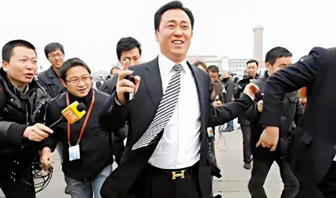 两张图片，一个天上飘，一个地上跑！
“一家三口踩缝纫机，”一个从房地产跨界到足球