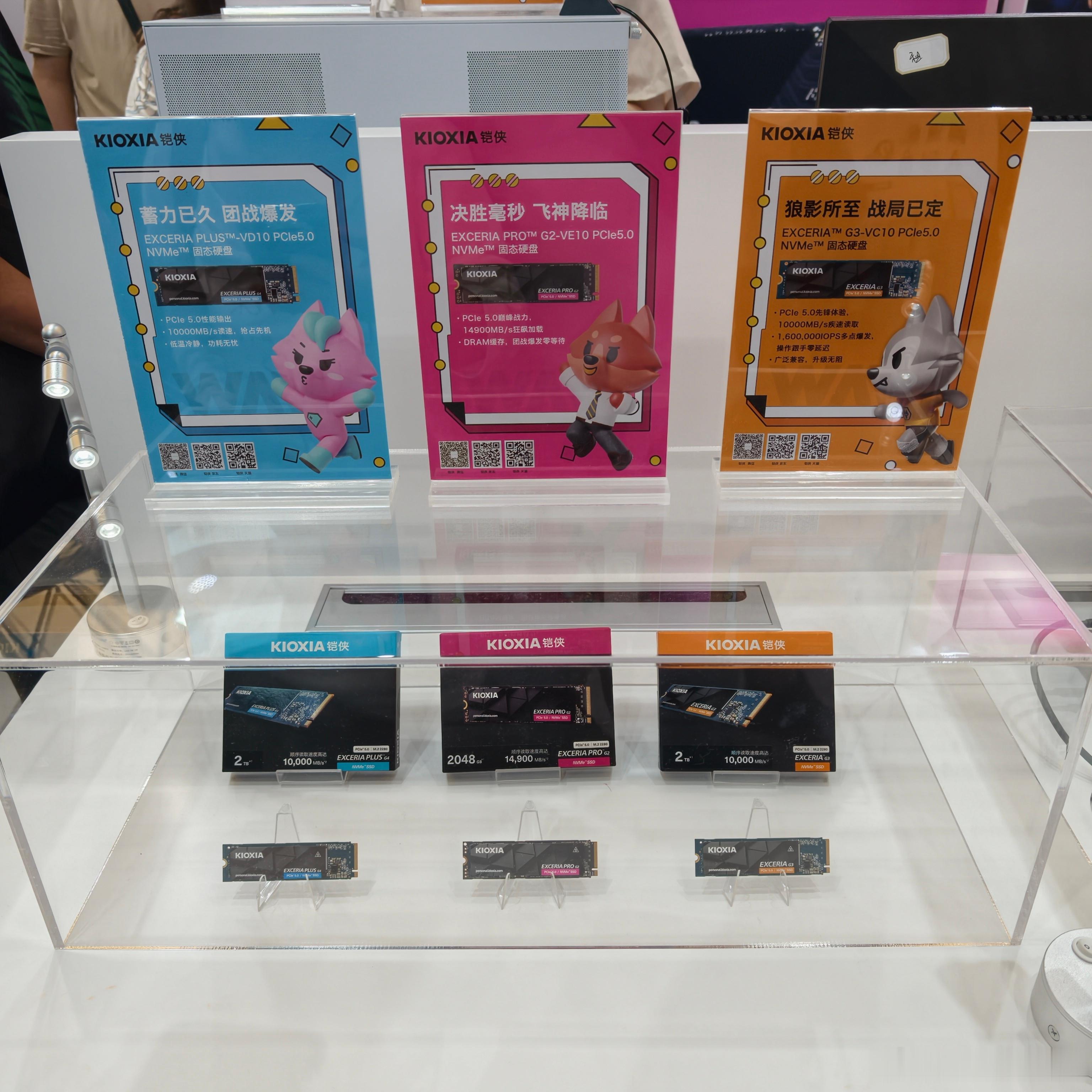 ChinaJoy现场探展打卡铠侠展台，一到展位就能直观感受到超高的人气，不少粉丝
