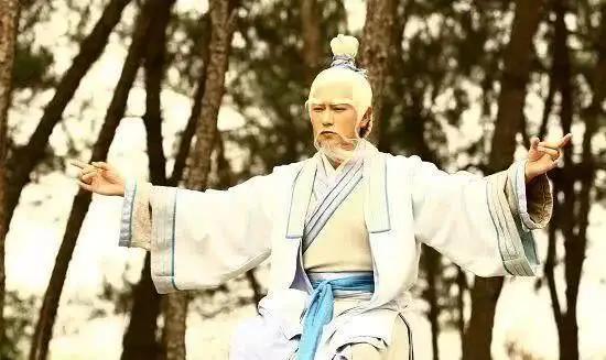 一个人被关进监狱七年，出来之后他的对手问他：你恨我吗？他笑了笑，说了一句话：我不