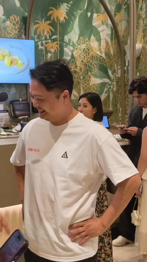 捕风追影导演穿了此沙联名T恤杨子导演穿了此沙联名T恤 此沙的影响力不容小觑呀，能