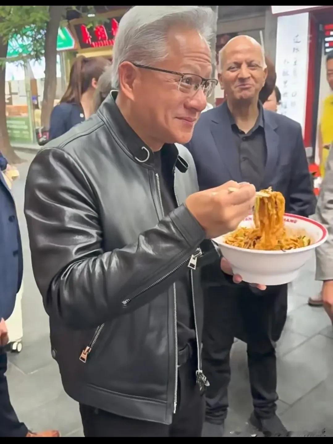 身家2000亿美金的黄仁勋偏爱烟火气！今天中午被网友拍到黄仁勋离开中国前，特地来