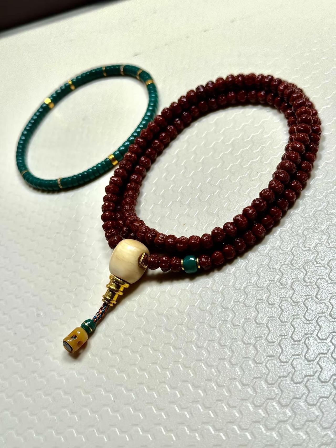 秋雨不问梧桐意，春风不解海棠情。偏执养器，孤心传灯。关注小号@猴哥客服 文玩爱好