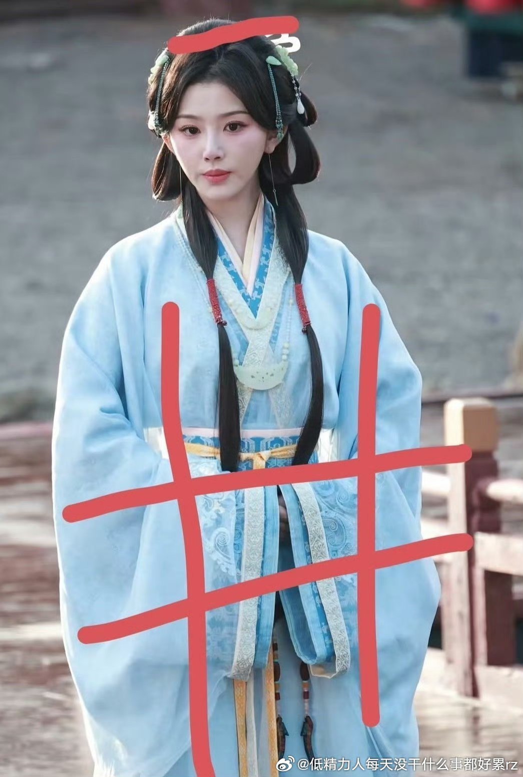 真得比跟完全不自然 idol 脸的孔雪儿比，也歪嘴歪鼻的孟好像相对自然一点 