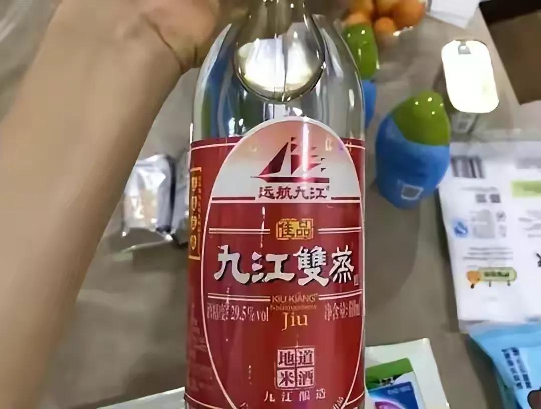 广东人喝酒怪象：桌上不见茅台、五粮液，反倒是这4款“纯粮酒”

1. 九江双蒸
