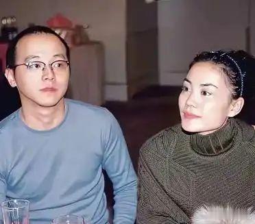 窦靖童曾一脸不解地发问：我妈王菲，怎么就看上我爸窦唯了呢？在她的眼中, 母亲兼具
