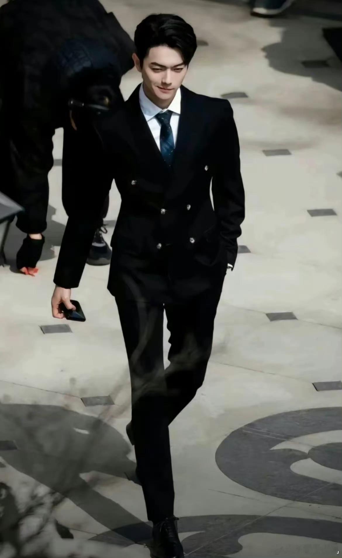 许凯恋情时间线路人理性吃瓜就好 铁证还没拿出来呢 现在我谁也不信了，静静等待后续